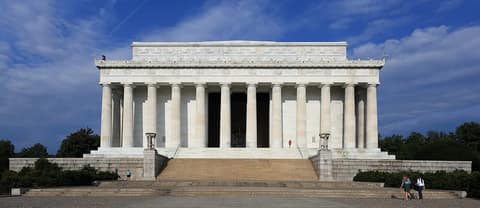 Восточный фасад и ступени мемориала